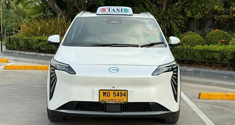 เบอร์โทรแท็กซี่ชลบุรี 0971813481 เรียกแท็กซี่ชลบุรี Toyota Altis 4 ที่นั่ง